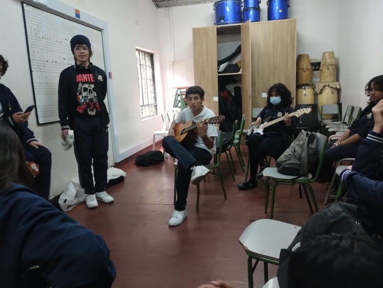 El grupo del semillero musical ensaya en círculo en el salón