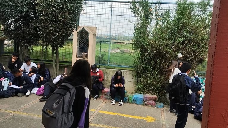 Un estudiante graba a sus compañeros durante una sesión del taller de video