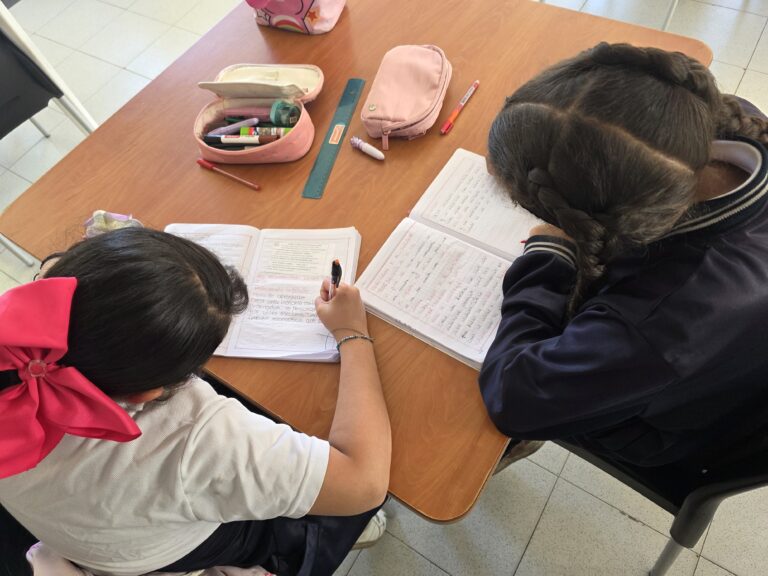 Cuaderno con la planeación de una historia, materiales y preparación, junto a útiles escolares