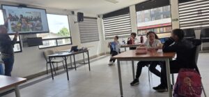 Fotografía de una actividad anterior del proyecto proyectada durante la sesión
