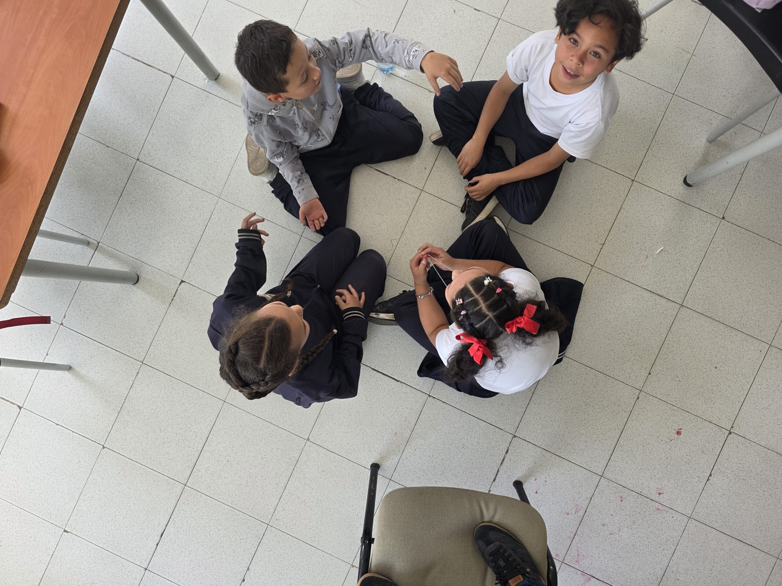 Vista desde lo alto del grupo trabajando en un espacio despejado y ordenado del aula múltiple