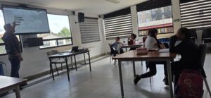 Página web del Colegio El Salitre – Suba proyectada en la pantalla del salón