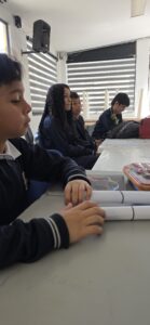Estudiantes del taller escuchan atentos la explicación sobre cómo formular preguntas