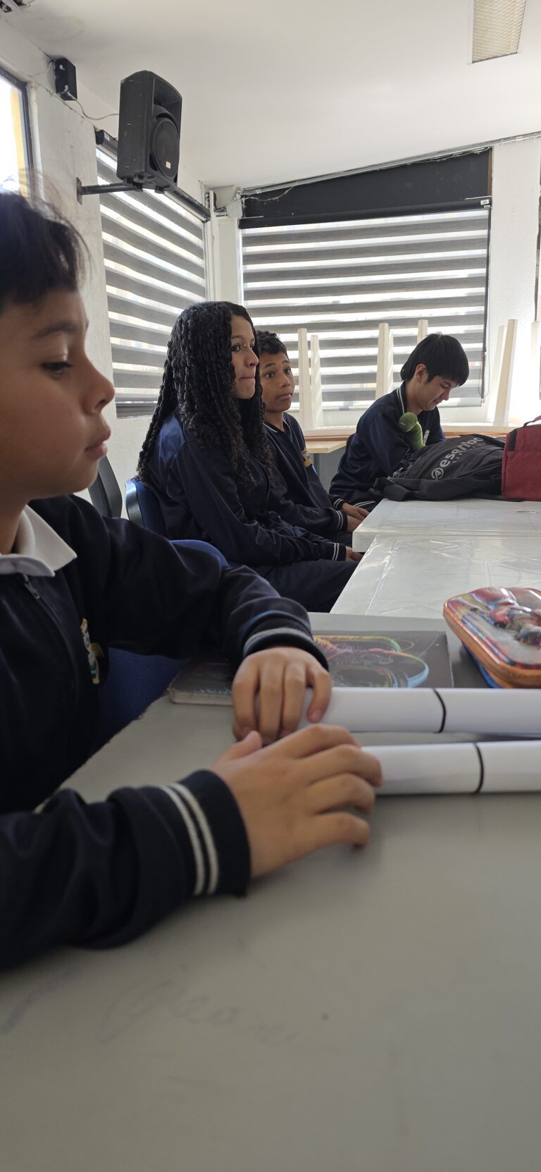 Estudiantes del taller escuchan la explicación sobre cómo formular preguntas