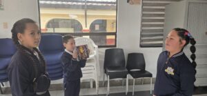 Estudiantes esperan su turno para usar la tablet durante la práctica de entrevistas