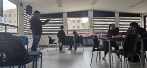 El docente explica la dinámica de la sesión al inicio de la jornada en el salón