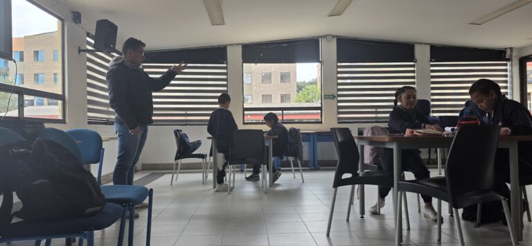 El docente explica cómo va a ser la sesión, al inicio, en el salón
